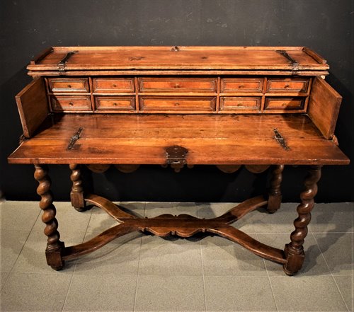 Bureau Louis XIII à abattant et tiroirs intérieurs